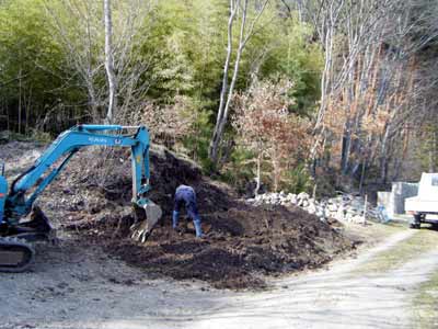 土を削ると石がゴロゴロ出てくるので、取り出す
