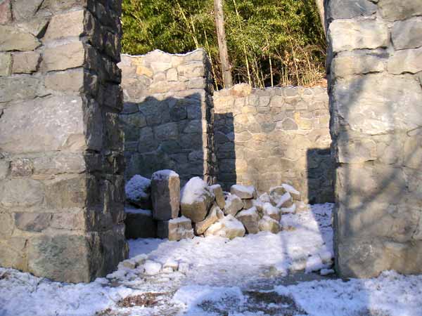 �i�s���̐ΐς݂̉ƂƐ�