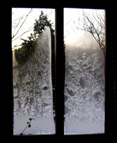 ���K���X�̐����������Č����̖͗l�������яオ��B