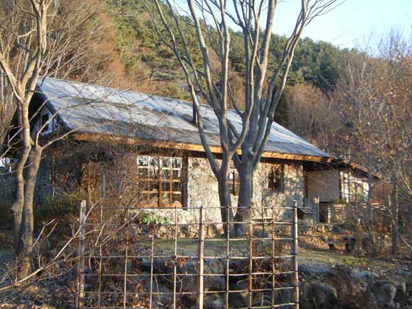 �����ɑ����~��Đ^�����Ȑΐς݂̉�